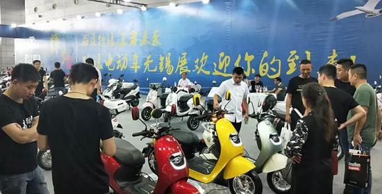 踏浪(lang)的高(gao)調：自主研(yan)發經(jing)典款(kuan)、爆款(kuan)魅力無限(xian)！正弦(xian)波控制器、雙遙(yao)控防(fang)盜(dao)、LED高亮大(da)燈等技術(shu)細節(jie)，都是(shi)吸引(yin)客戶(hu)的小(xiao)亮(liang)點(dian)！