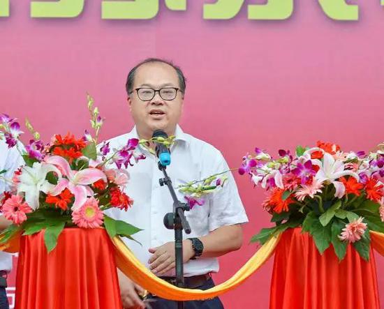 無(wu)錫(xi)市人(ren)大常委會副主任吳(wu)峰楓先生(sheng)宣布開(kai)幕