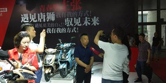 唐獅蔡希(xi)新總經理接受電視(shi)台記者采訪