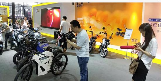電視(shi)台記者(zhe)對(dui)新日(ri)新品類(lei)特感興(xing)趣