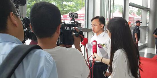 錫(xi)山區(qu)人民(min)政府副區(qu)長栾海港(gang)接受新聞(wen)記者采訪